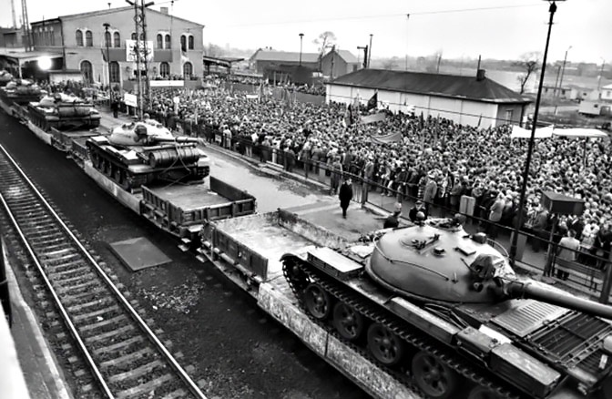 Вывод советских войск из ГДР. Митинг в г. Виттенберге, откуда отправился первый эшелон советских танков.