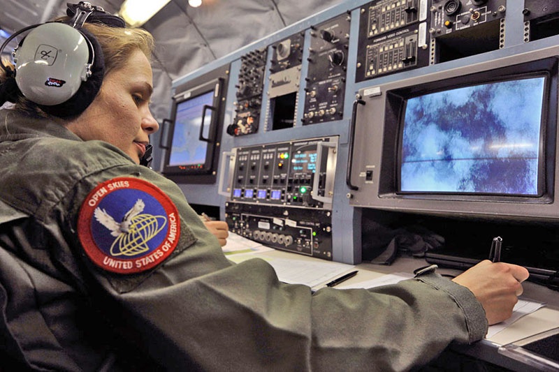 Оператор американского самолёта программы «Открытое небо» за работой. Американская сторона использует самолёты типа ОС-135В.