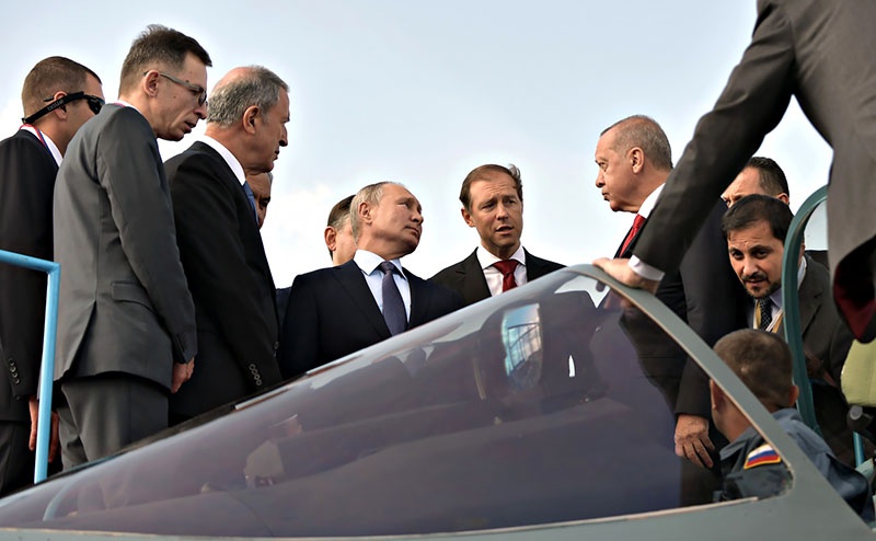 Президент РФ Владимир Путин и президент Турции Реджеп Тайип Эрдоган осматривают российский многофункциональный истребитель Су-57.