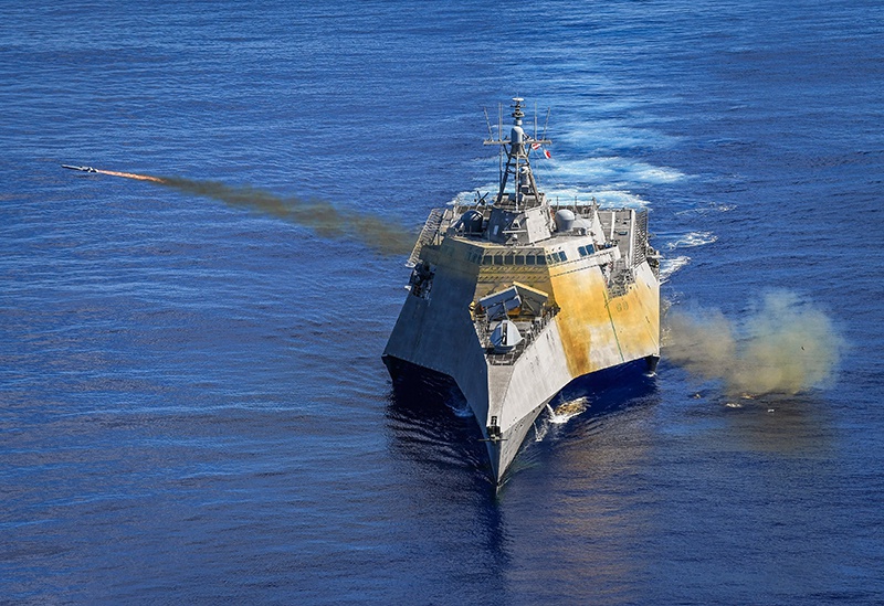 USS Gabrielle Giffords выпускает ракеты Naval Strike Missile по списанному фрегату USS Ford.