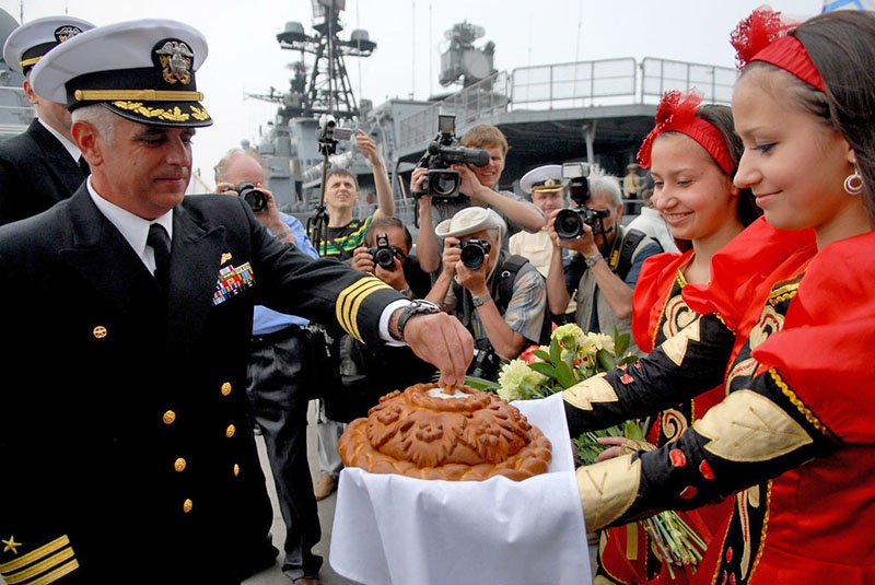 Капитана USS Ford Дональда Фосса тепло встречают во Владивостоке.