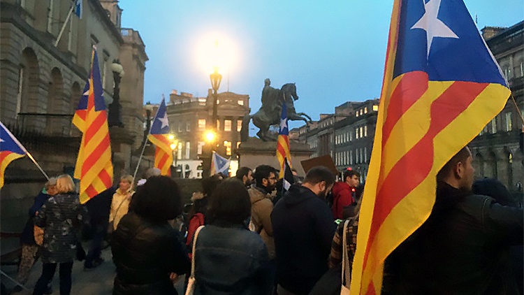 Приговор суда сепаратистам вызвал массовые манифестации в Каталонии.