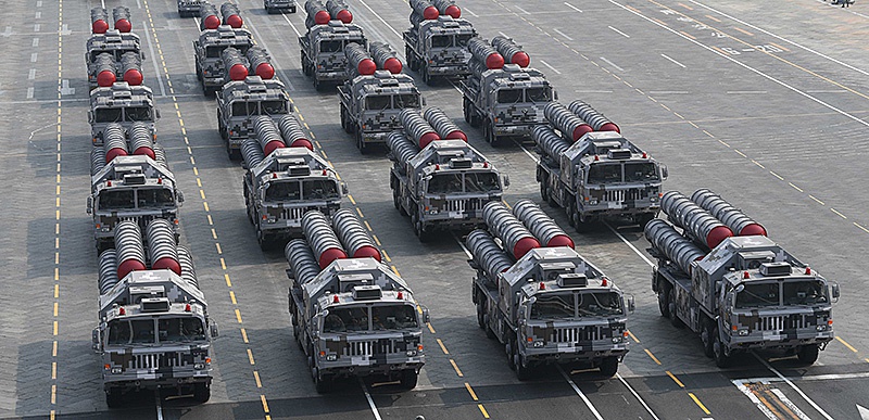 Китайские ЗРК HQ-9.скопированные с российских С-300 на параде в Пекине.