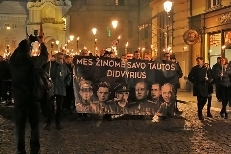 Командир «лесных братьев» Адольфас Раманаускас Ванагас на плакате среди героев литовского народа.