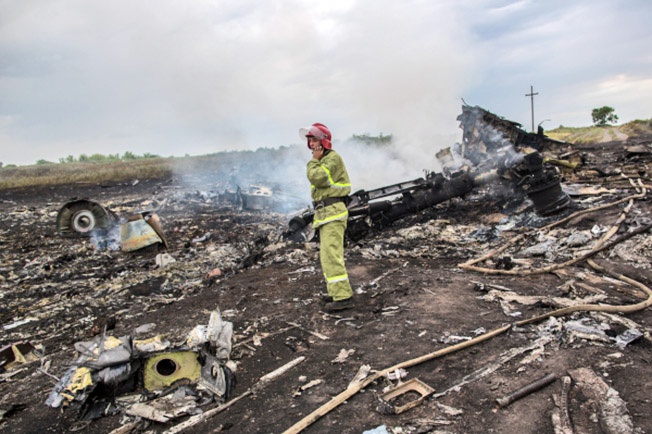 На месте крушения малайзийского самолёта «Boeing 777» в районе города Шахтёрск Донецкой области.
