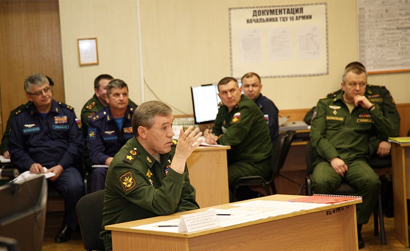 Под руководством начальника Генштаба ВС РФ генерала армии Валерия Герасимова со слушателями 2-х курсов была проведена  армейская командно-штабная военная игра.