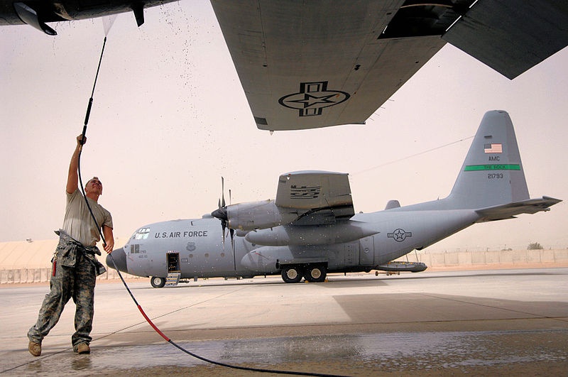Транспортный самолёт армии США на базе «Balad Air Base» в Ираке.