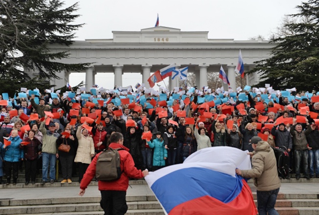 Жители Севастополя приветствуют возвращение Крыма в Россию.