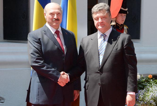 В пику позиции России Лукашенко заявил о недопустимости федерализации Украины и посетил инаугурацию Порошенко.