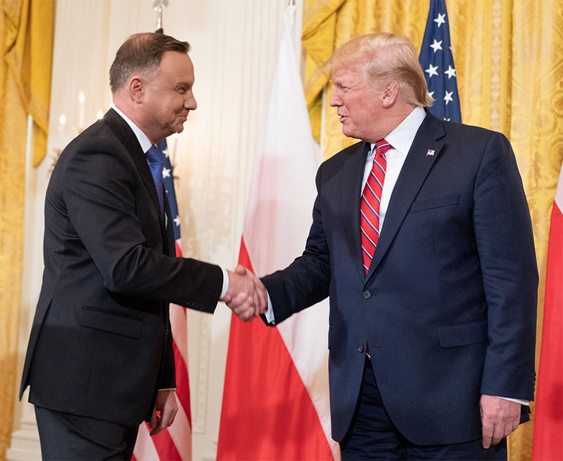 Президент Польши Анджей Дуда готов отдать свою страну каким угодно штатом  США