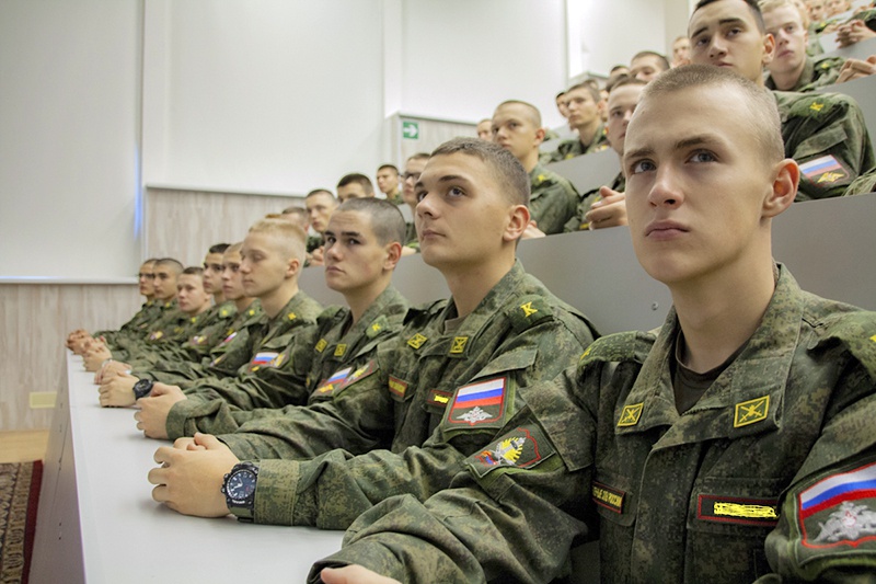 За гуманитарным наполнением учебных дисциплин открывается ряд ассоциаций, указывающих на высоконравственное содержание военной службы в Российской армии.