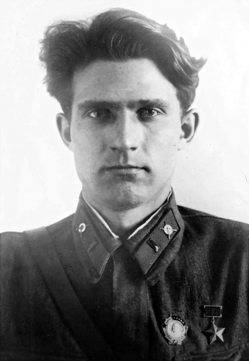 Политрук Николай Власенко вызвал огонь на себя.
