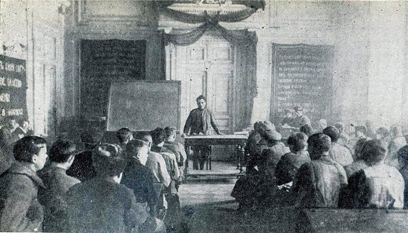 Условия учёбы первых комиссаров были тяжёлыми: лекции они слушали, сидя на полу, конспекты писали на коленях.