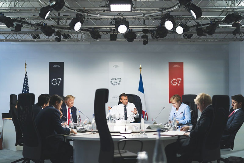 Макрон с взглядом участников G7 на Россию определённо вынужден считаться.