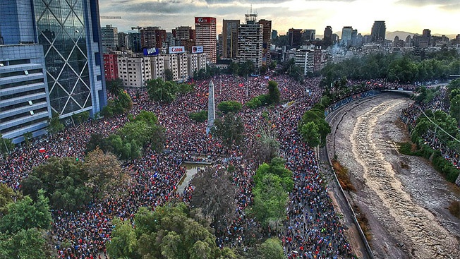 Чилийцы протестуют против сегрегированной системы социальной защиты, которая не гарантирует всеобщих социальных прав и которая была воплощена и до сих пор действует в их стране по рецептам американского экономического «гуру» Фридмана.