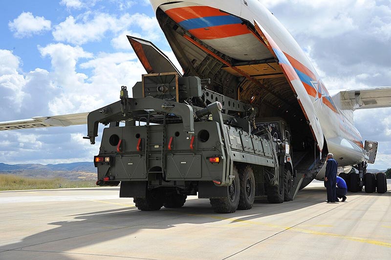 Разгрузка российских зенитных ракетных систем С-400 в Турции.
