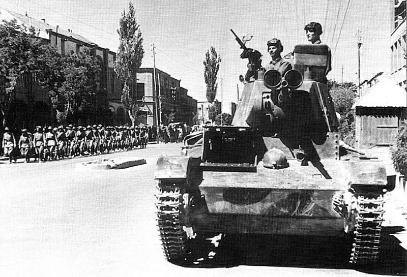 Советский танк Т-26 на улице Тебриза.