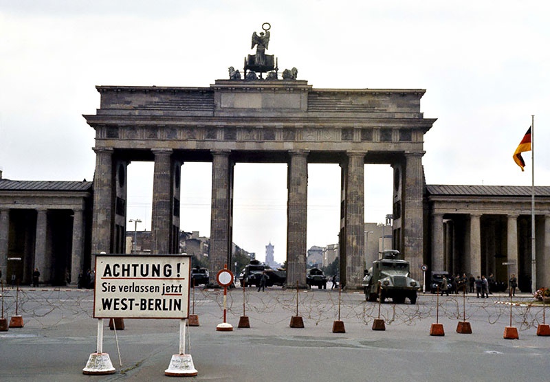 Западный Берлин - англосаксонский анклав, оказавшийся в центре ГДР, - мина замедленного действия.