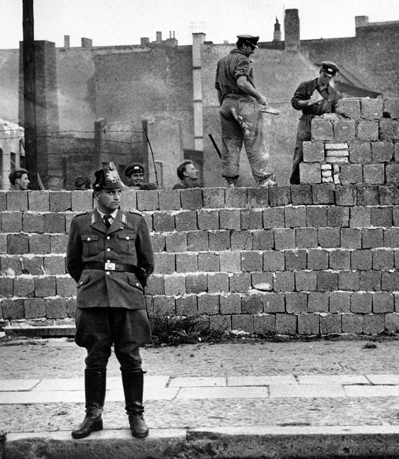 В 1961 году вокруг Западного Берлина появилась стена, которую с восточной стороны называли «Антифашистским оборонительным валом», а с западной - «Стеной позора».