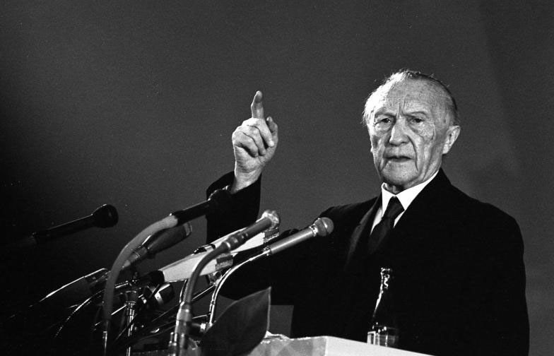 23 мая 1949 года Конрад Аденауэр провозгласил создание ФРГ.
