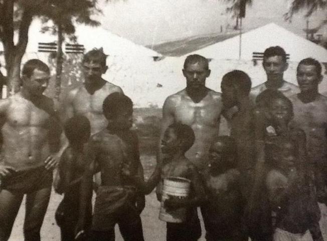 Советские матросы с ангольскими детьми.