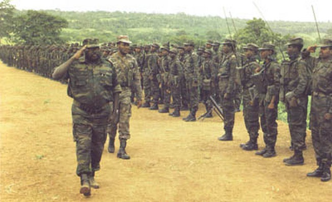 Министр обороны Анголы генерал-полковник Педру Мария Тонья - «Педале» проверяет полевую выучку войск, 1985 г.