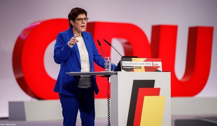 Аннегрет Крамп-Карренбауэр выступает на съезде ХДС.