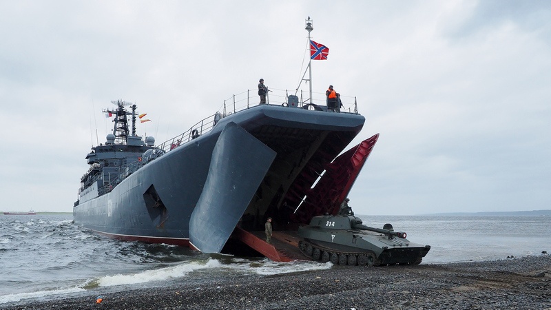 Морские пехотинцы Северного флота высаживаются на необорудованное побережье. 