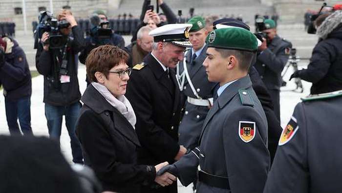 Новый министр обороны Германии Аннегрет Крамп-Карренбауэр поздравляет новобранцев с принятием присяги.