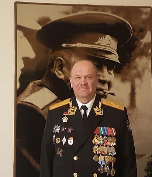 Генерал-лейтенант Александр Колпаченко на фоне портрета отца-основателя ВДВ Василия Маргелова.