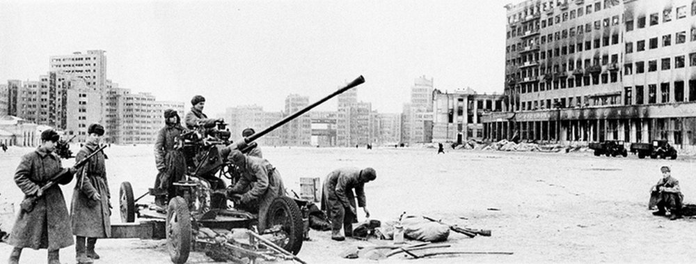Расчёт советской 37-мм автоматической зенитной пушки образца 1939 года (61-К) на площади Дзержинского во время Третьей битвы за Харьков.