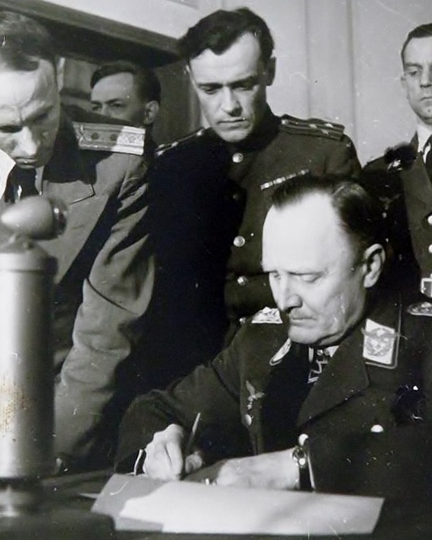 Полковник Коротков и генерал-полковник Ганс-Юрген Штумпф во время подписания капитуляции Германии.