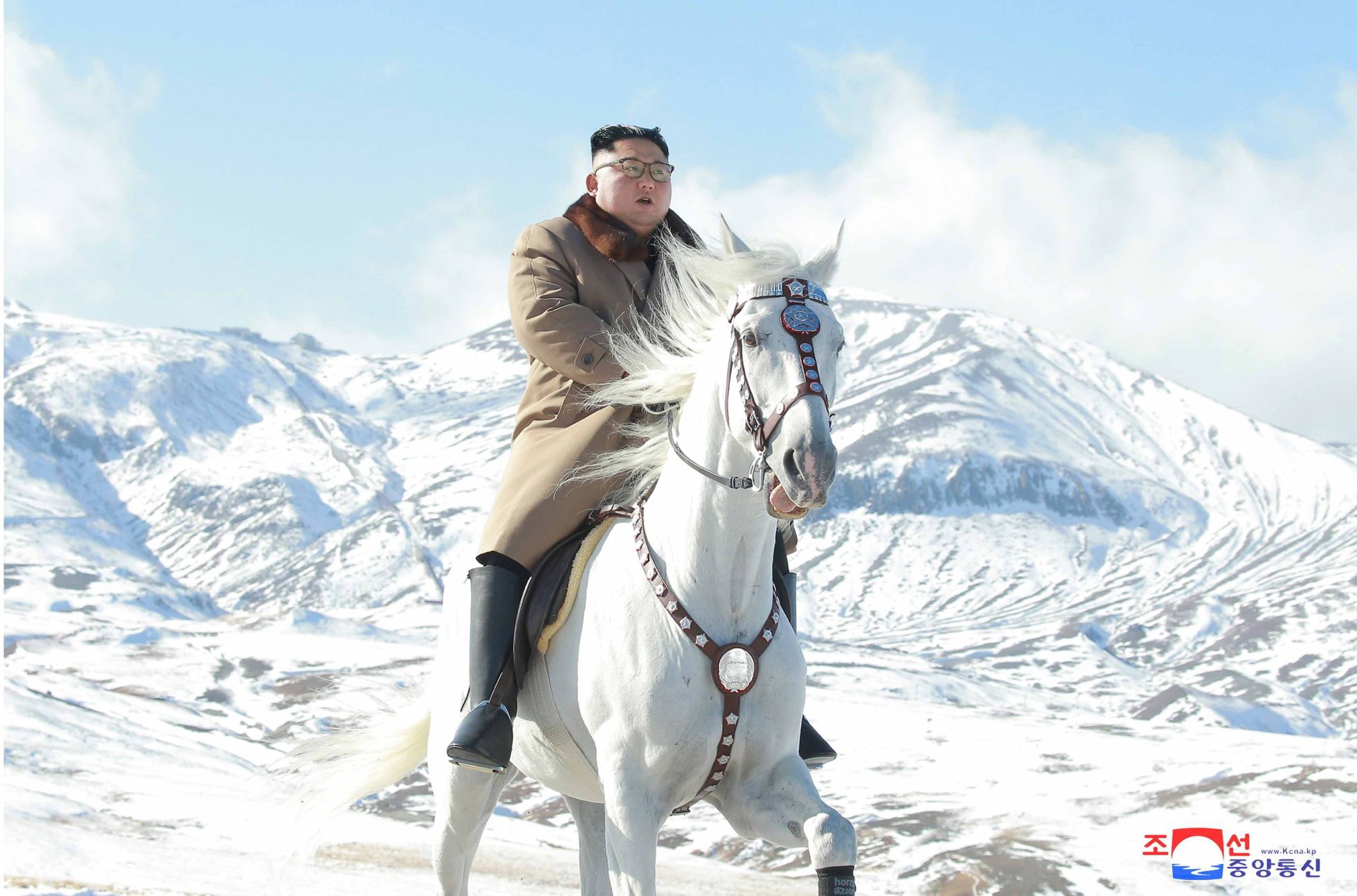 Лидер Северной Кореи Ким Чен Ын на белом коне поднялся на самую высокую вершину страны - гору Пэктусан, считающуюся священной в КНДР.
