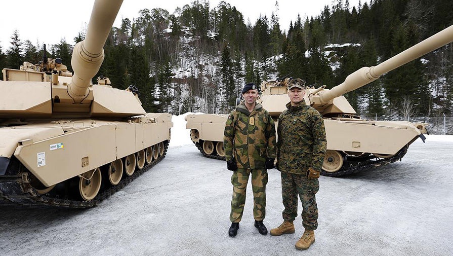 Норвежский и американский военные на фоне танков Abrams M1A1.