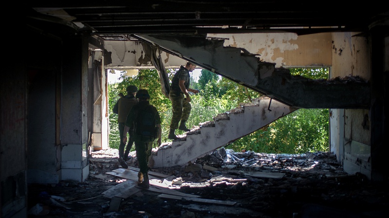 Бойцы ДНР из батальона Моторолы выдвигаются на огневую позицию.
