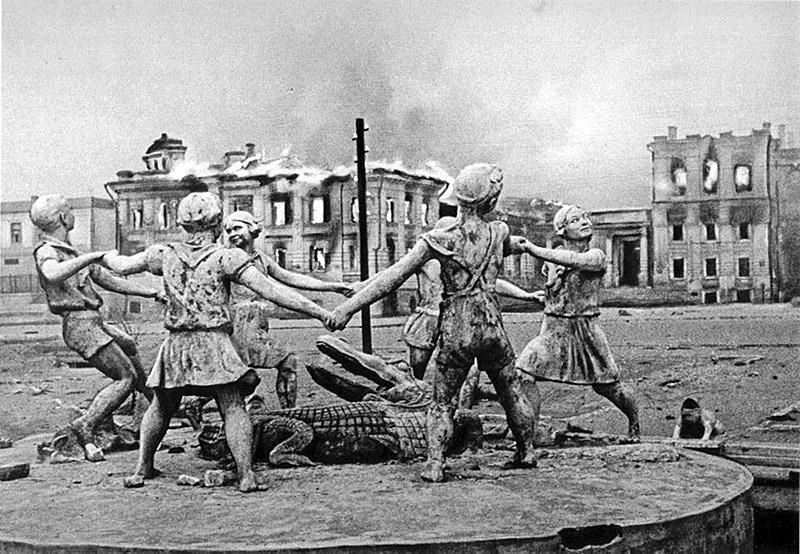 Разрушено 1 710 советских городов и посёлков, 70 000 сёл и деревень.