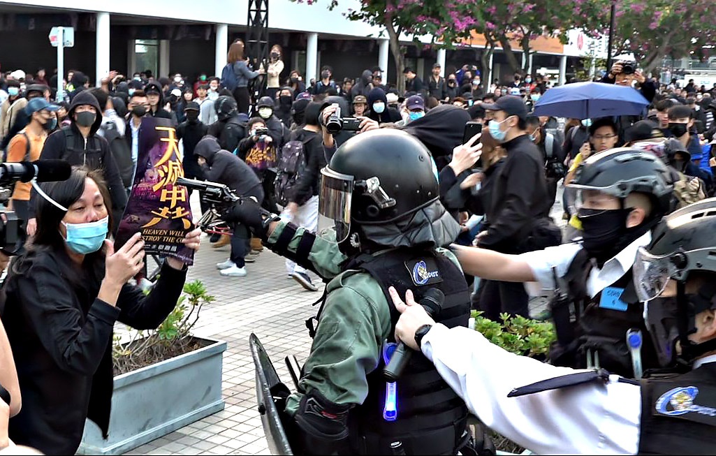 Жёсткие действия полиции Китая в рамках закона начали оказывать сильное влияние на настроения протестующих.