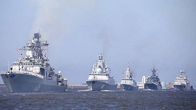В строю ВМФ России находится более 210 надводных кораблей и катеров, около 70 подводных лодок.