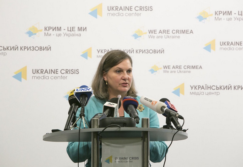 Виктория Нуланд организовывала кровавый переворот на Украине, финансировала и вооружала боевиков Майдана.