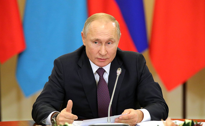 Владимир Путин на неформальном саммите СНГ выложил на стол архивные документы, которые не оставляют сомнений, кто помогал Гитлеру развязать Вторую мировую войну.