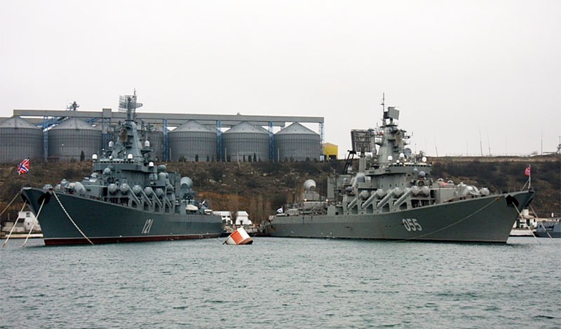 Ракетный крейсер Северного флота РФ «Маршал Устинов» присоединился к Черноморскому флоту России для участия во флотских учениях.