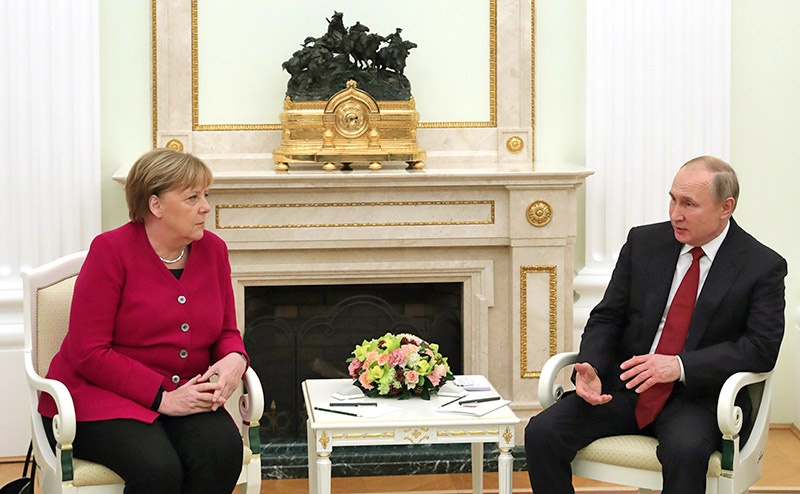 Федеральный канцлер Германии понимает по-русски, а президент России говорит по-немецки, потому уровень конфиденциальности и доверительности переговоров был высок.
