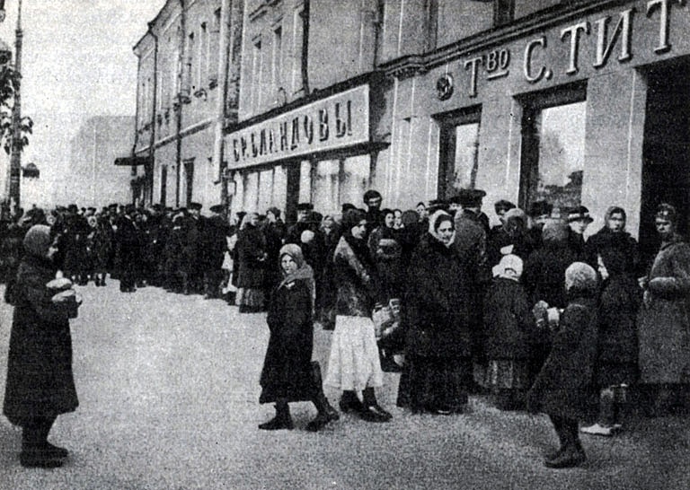 Очередь за хлебом в Петрограде 1917 года.