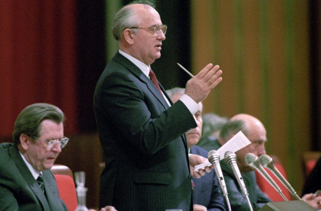 Генеральный секретарь ЦК КПСС, Председатель Верховного Совета СССР Михаил Сергеевич Горбачёв занял пост верховного правителя, не проведя прямых общенародных выборов.