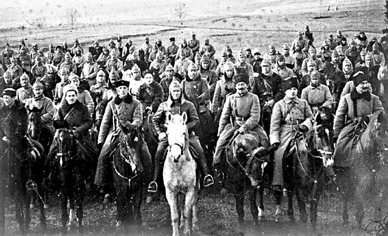 На вспыхнувшей в России Гражданской войне белые казаки генерала Шкуро сражались с красными казаками командарма Будённого.
