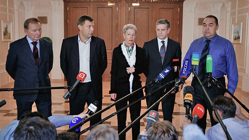 Участники подписания первого Минского протокола в сентябре 2014 года.