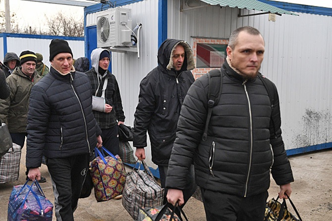 Пленные, возвращённые украинской стороной на КПП на окраине города Горловка в Донецкой области.