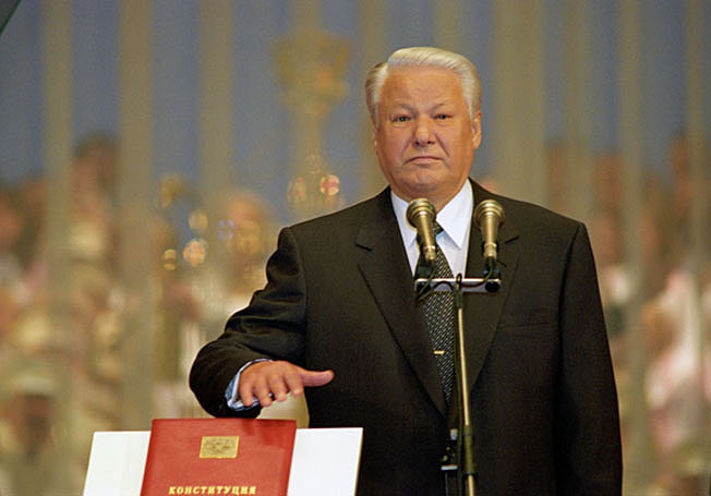 Хорошо известно, кто, зачем и под чью диктовку писал Борису Ельцину Основной Закон, продавший Россию Западу. 