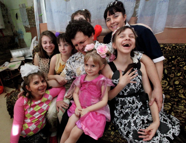 Демографический кризис в России могли бы поправить такие многодетные семьи, как семья Анатолия и Татьяны Шагиахметовых из Владивостока.