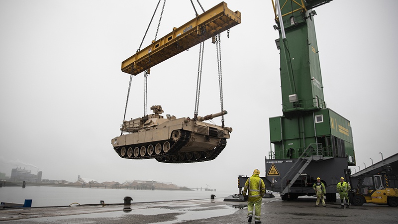 Погрузка танков для отправки в Европу на учения.